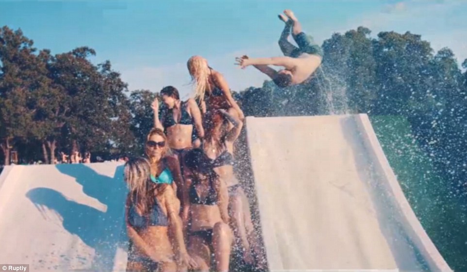 bikini vs waterslide 2 bicini yn erbyn llithriad dŵr 2