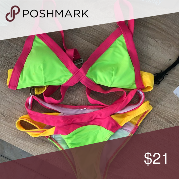 bright colored swimwear لباس شنا رنگ روشن