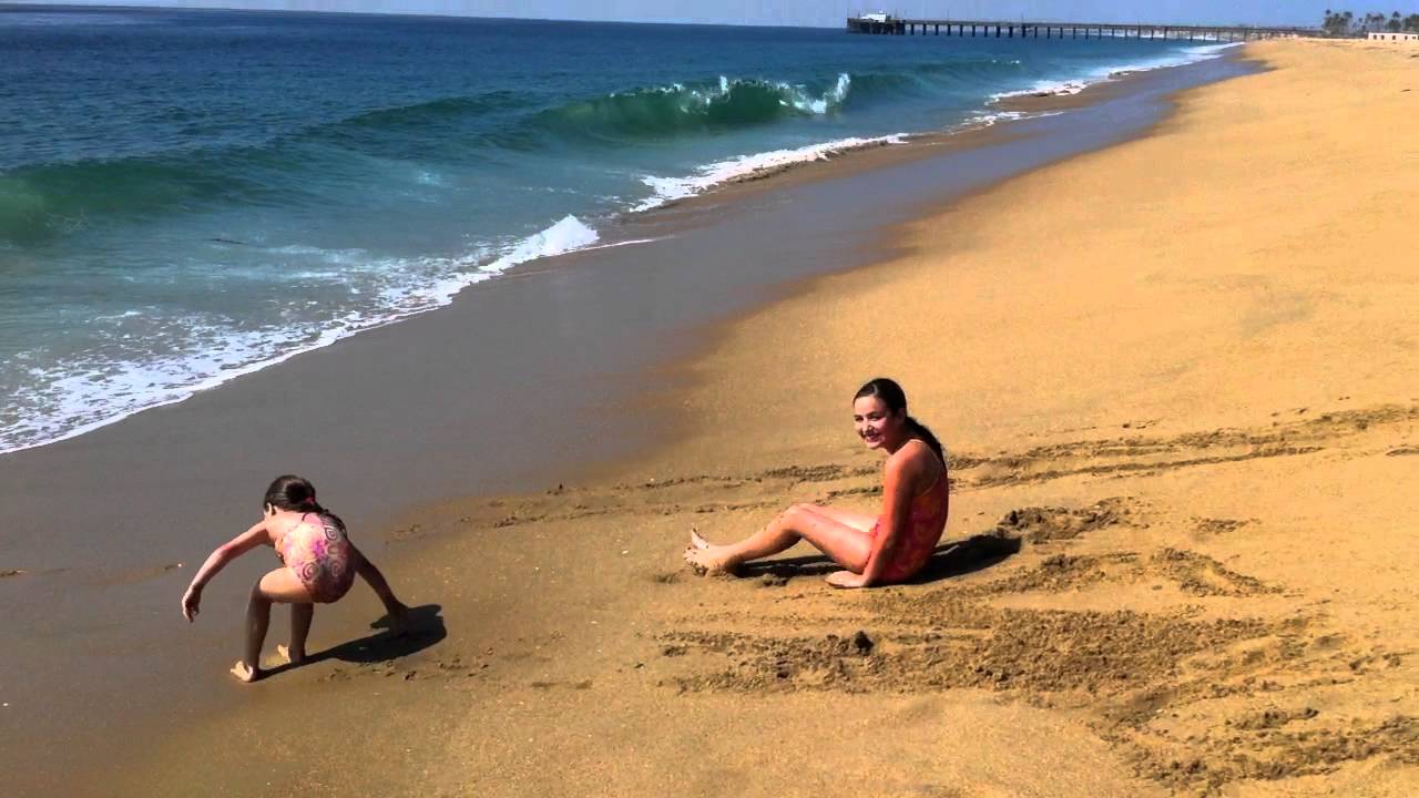 s&euml;tzt op der Plage Sand